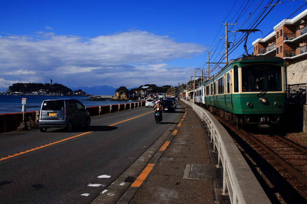 江の島を背に受けて並走