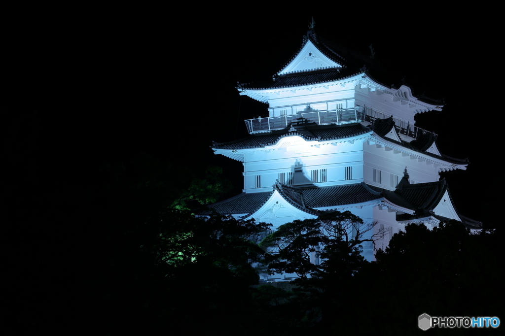城下を照らす