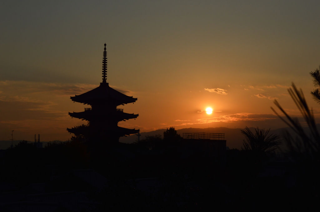 高台寺からの八坂の塔と夕陽