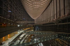 夜の東京国際フォーラム