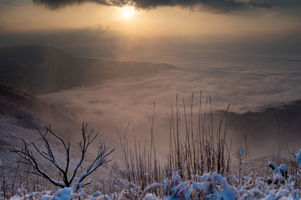 冬期の阿蘇大観峰　朝日を浴びて積雪と共に