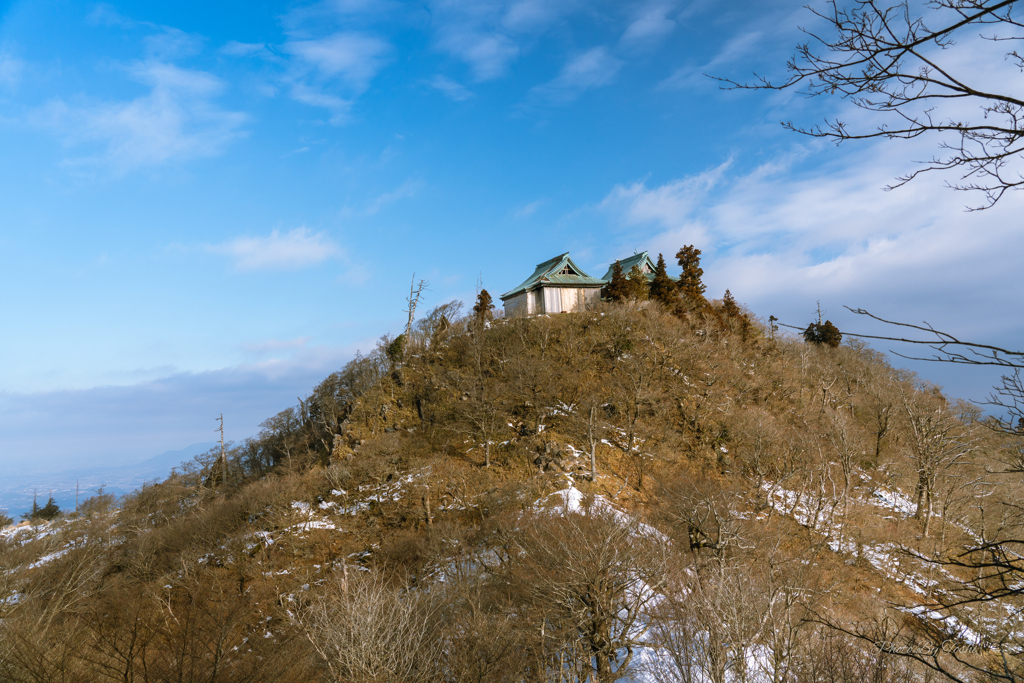 南岳から、中岳にある英彦山神宮を観る　
