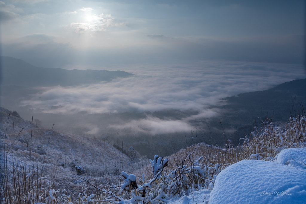 冬期の阿蘇大観峰　朝日を浴びて積雪と共に