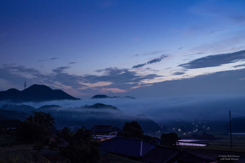 朝　住宅の屋根を這うように