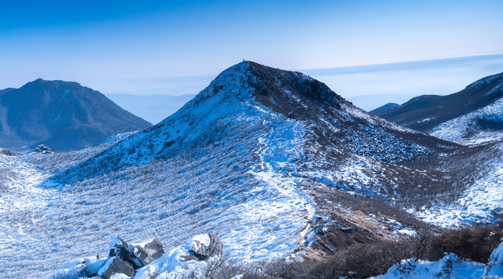 冠雪の中岳を観る