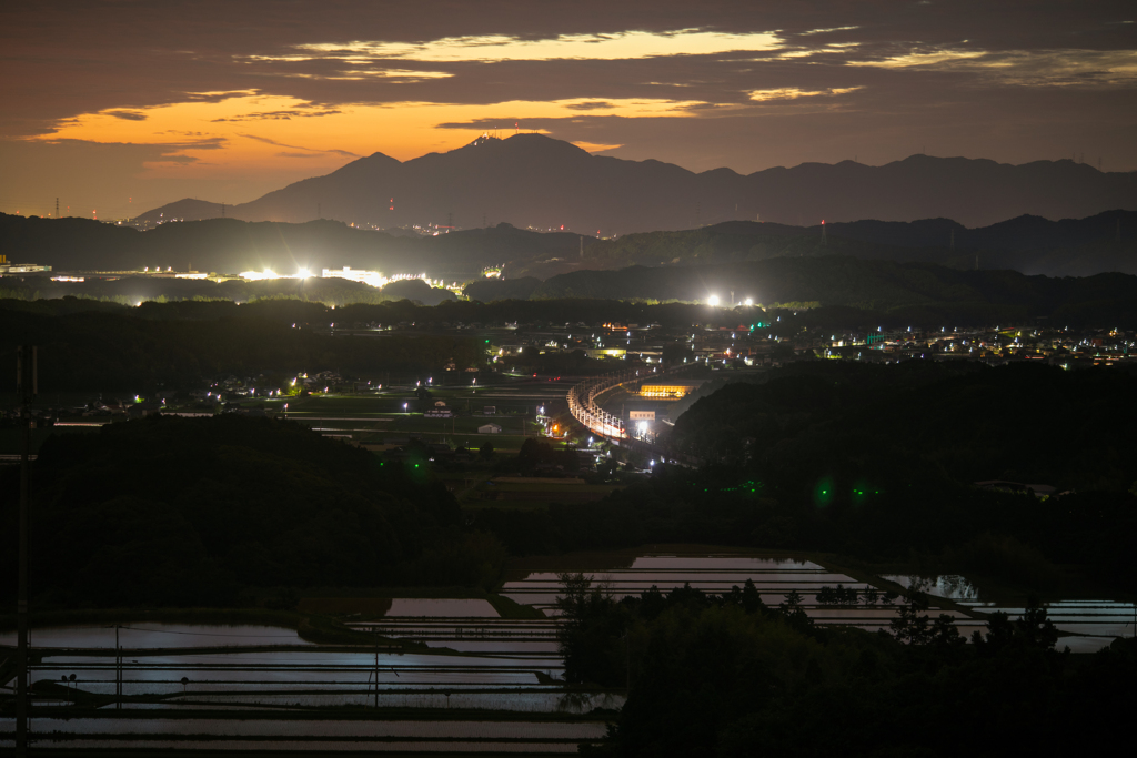 朝焼け前の一条？の光