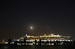 月夜に浮かぶ豪華客船