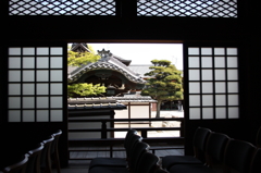 お寺の窓から