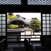 お寺の窓から