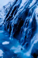 青白い滝