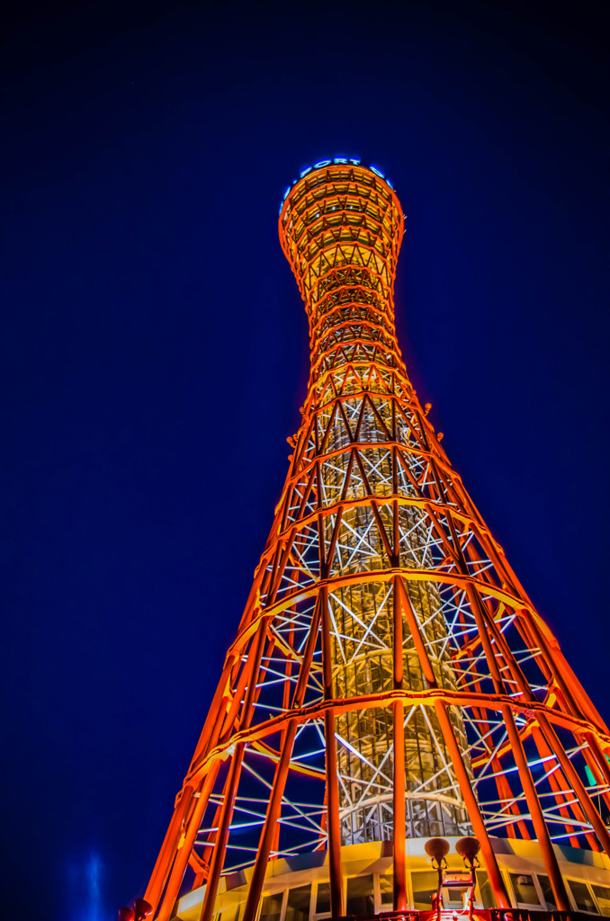 夜空にそびえたつ紅