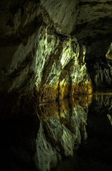 水面に映る洞窟