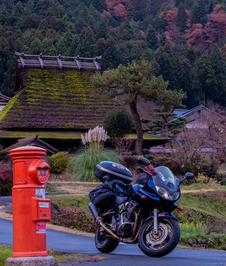 かやぶき屋根と赤いポスト