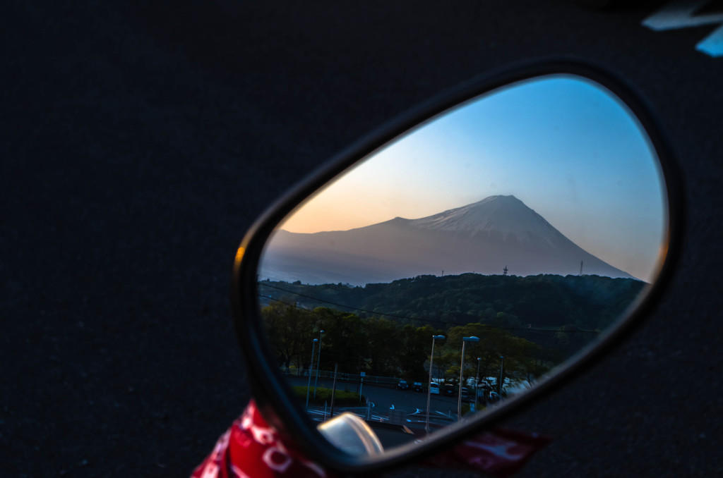 写る富士