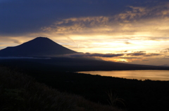 山中湖と夕暮れの富士