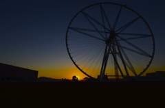 朝焼けと作りかけの観覧車