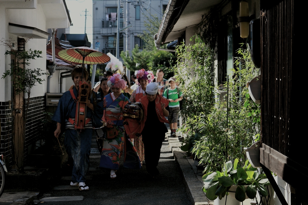 チンドン屋さん移動中