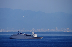 コンチェルト号と関空に降りやんとするエミレーツ