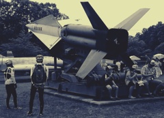 under　the　missile