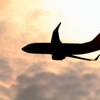 逆光で飛行機