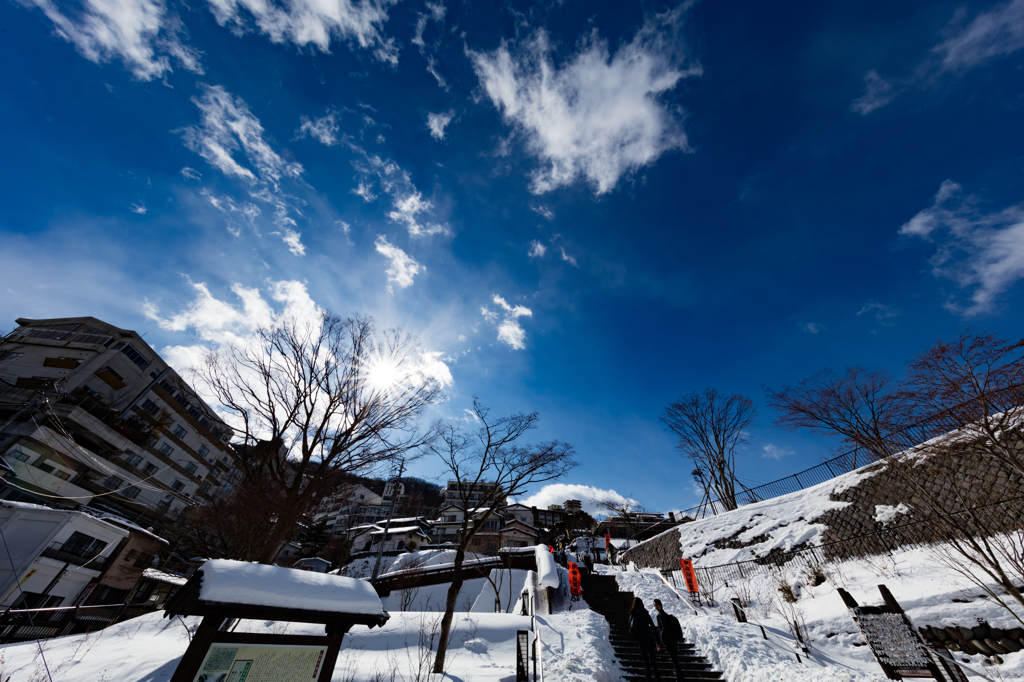 温泉街の空