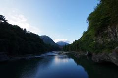 岩を侵食させた水