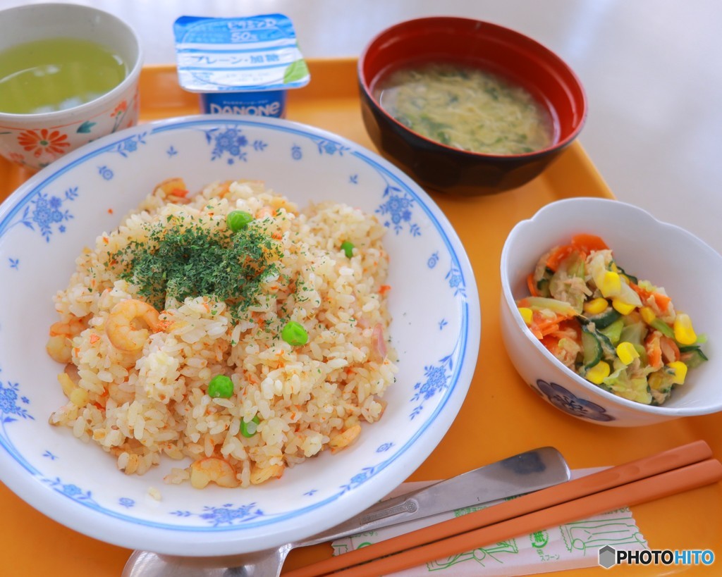 今日の社食はエビピラフ