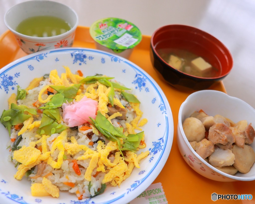 今日の社食はチラシ寿司