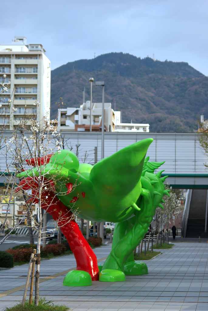 知らないうちに出来たオブジェから摩耶山を望む（神戸・灘ミュージアムロード）