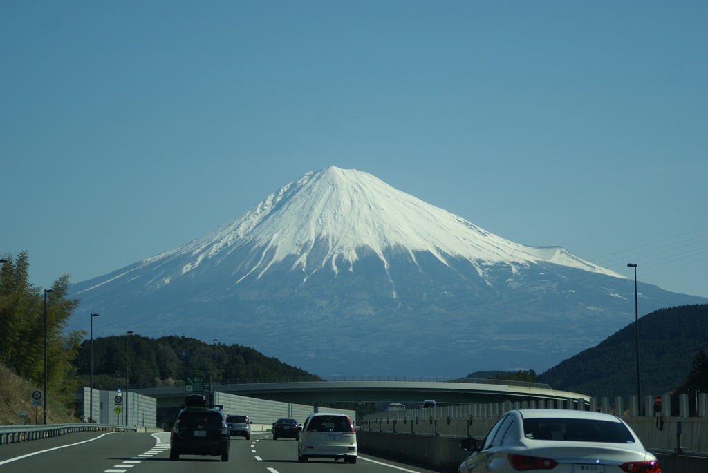 富士に向かって（新東名の車中より）