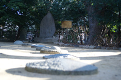 石碑と飛び石　（敏馬神社）
