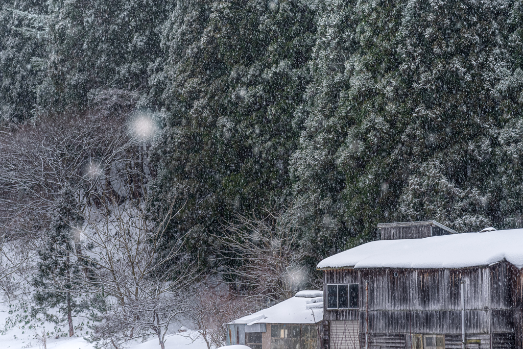 雪山の作業小屋