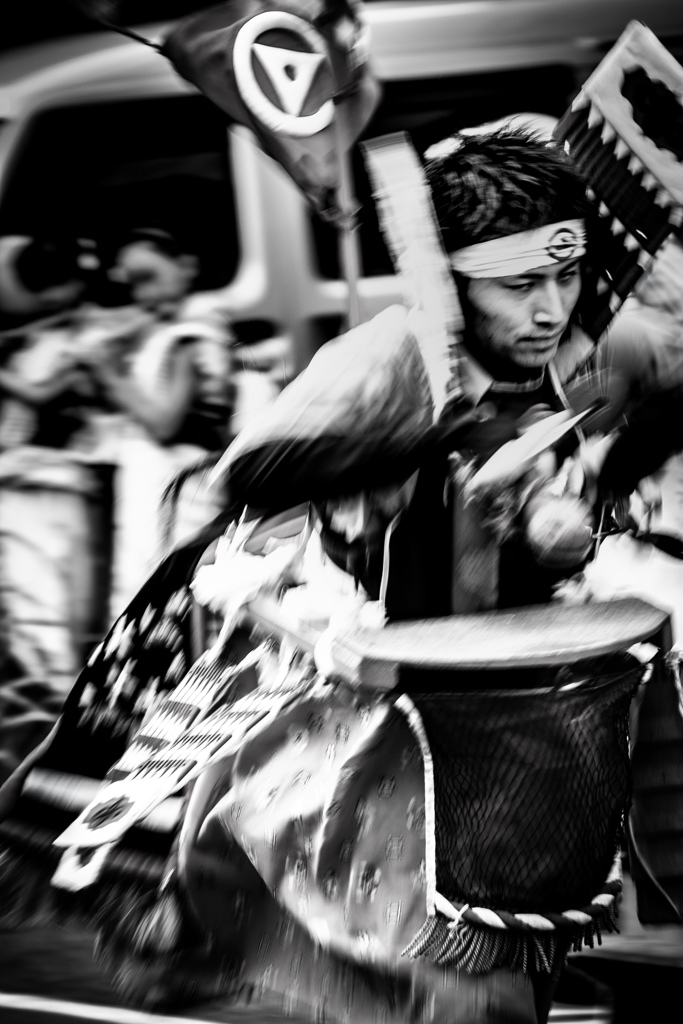 雨をも蹴散らす気迫の舞