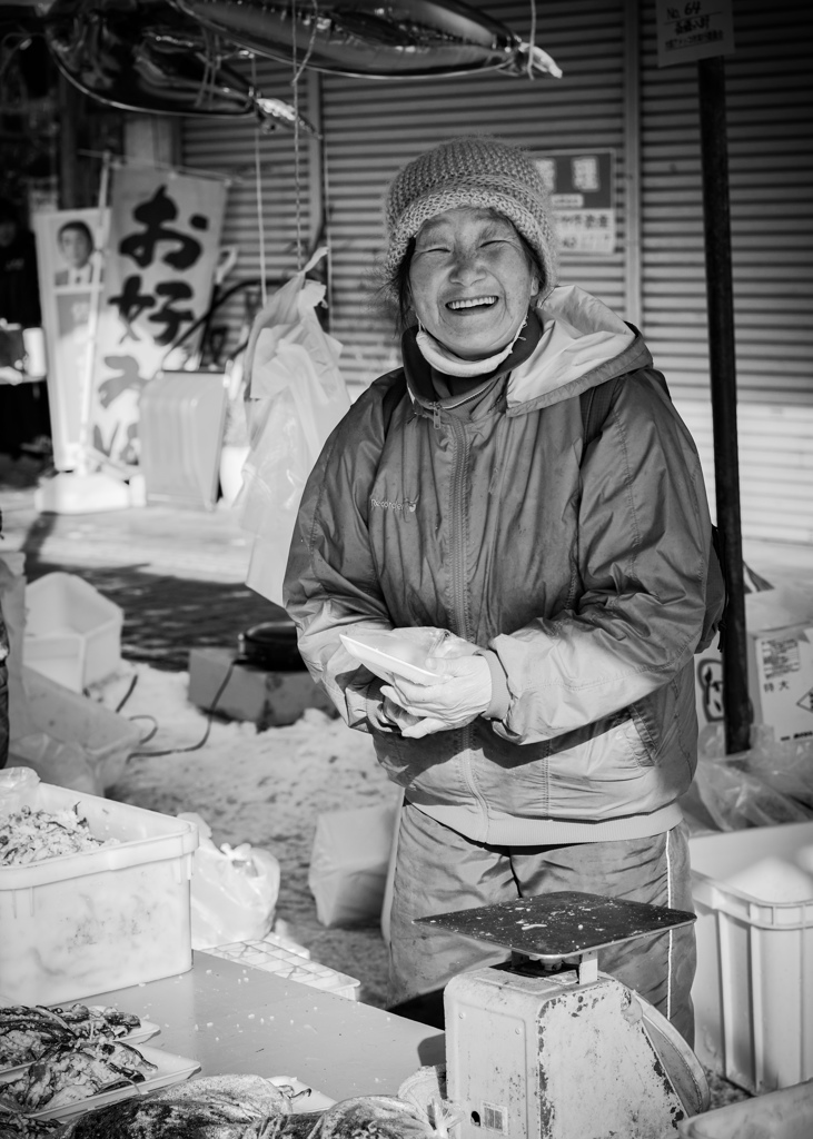 鰰寿司を売る女性