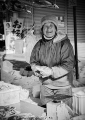 鰰寿司を売る女性
