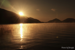 支笏湖の朝日と朝霧