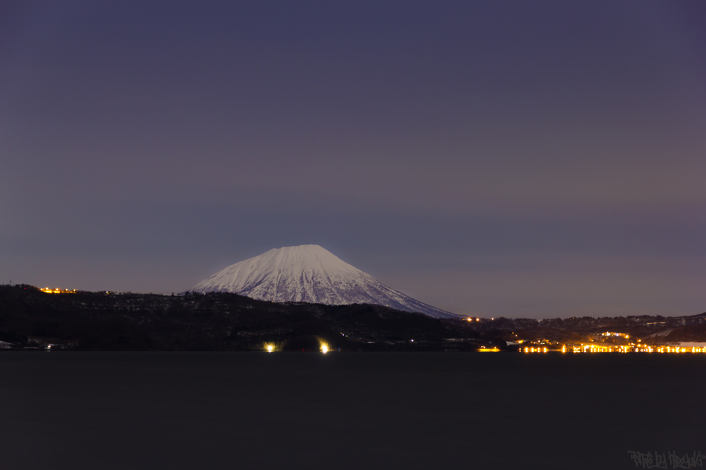 洞爺湖を覗き込む羊蹄山