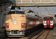 485系有佐駅で休憩する