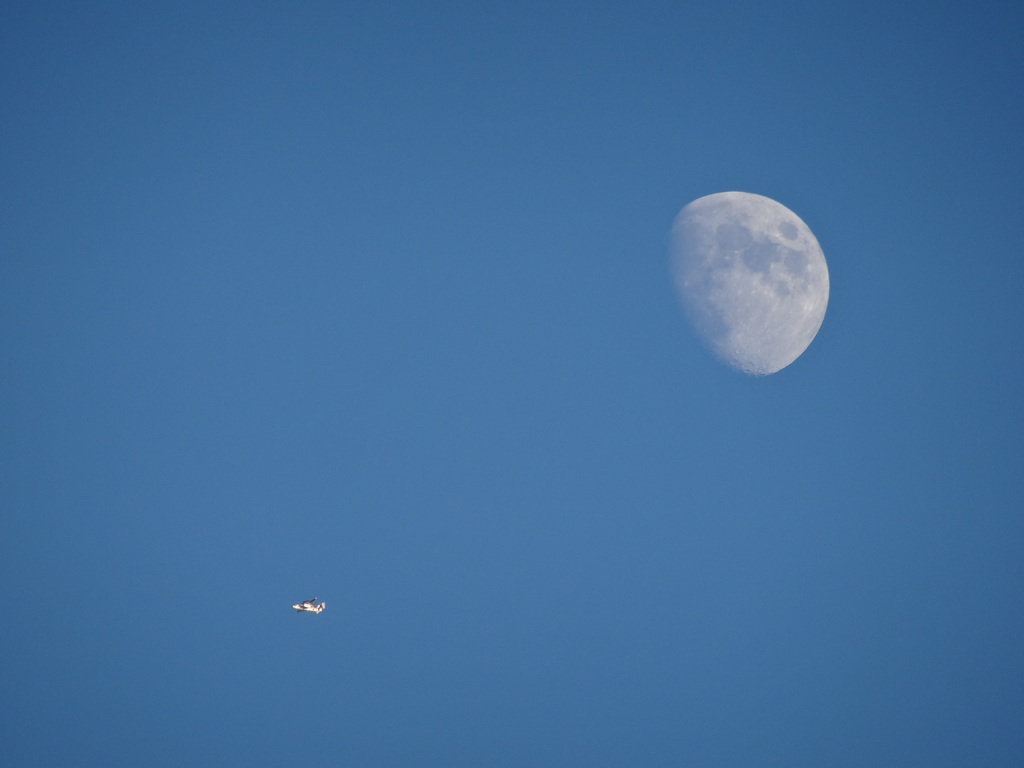 月と飛行機