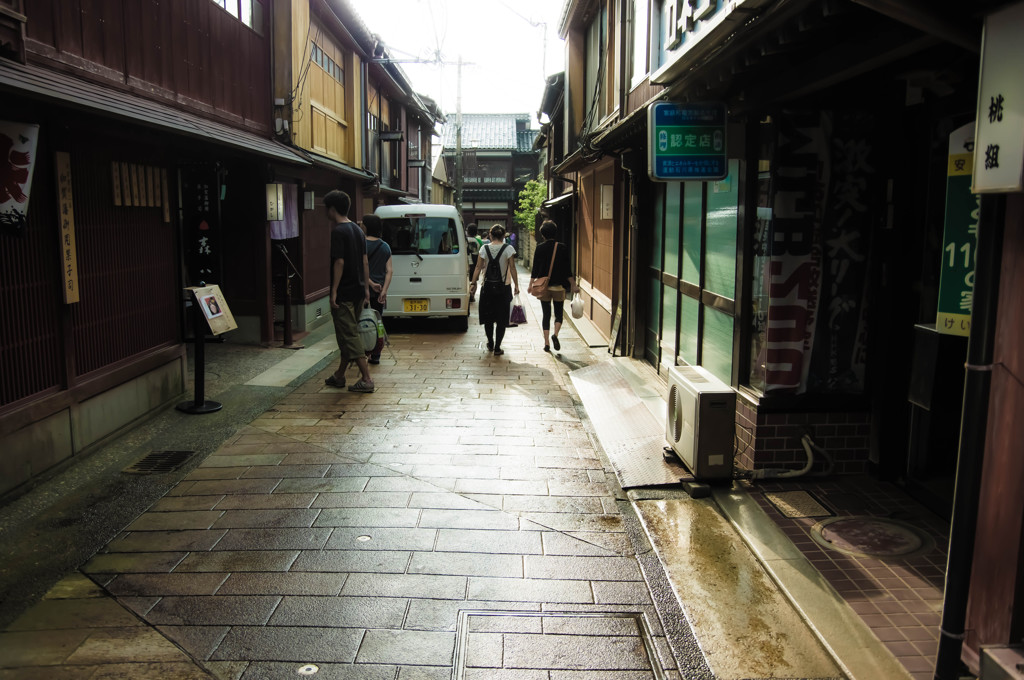 雨上がりの茶屋街