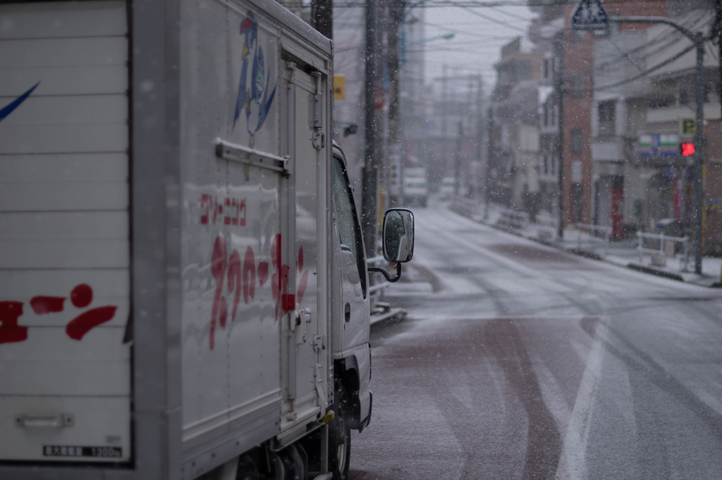 うっすらと雪の積もった朝
