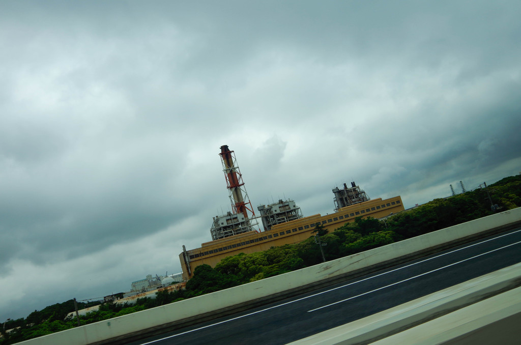 首都高湾岸線から見る工場