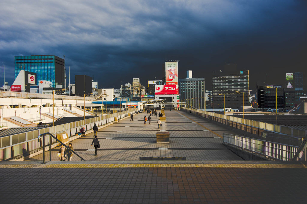 風の強い歩道橋