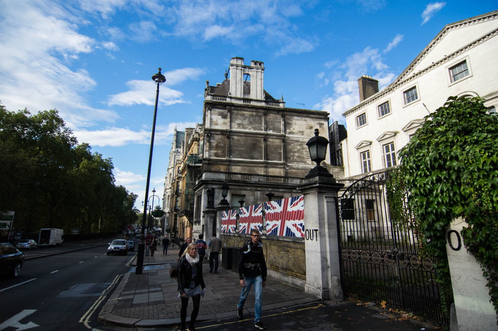 晴れた日のハイドパークに向かう道