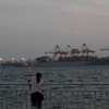 釣りガールと港の風景