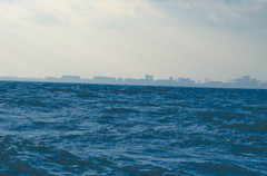 海の向こうに旧世界が見える
