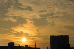 ビルに沈む夕日