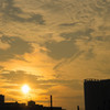 ビルに沈む夕日