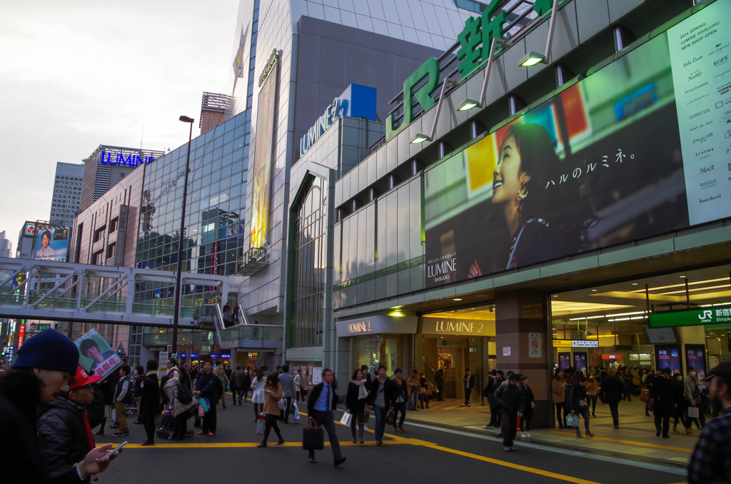 新宿駅南口雑踏