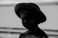 「ワンピースの少女」